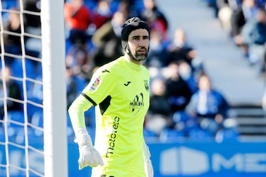 El veterano portero del Leganés fue el muro en el que se chocó el líder. Su actuación fue tan notable que su propio entrenador destacó una parada a remate de Jon Bautista Garitano lo definió como un paradón.

