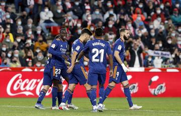 Los jugadores del Real Madrid celebrando el gol de Mendy 

