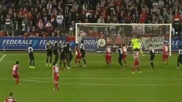 El delantero mexicano de 21 a&ntilde;os contin&uacute;a haciendo goles en el f&uacute;tbol de B&eacute;lgica y ahora se despach&oacute; con este golazo de tiro libre.