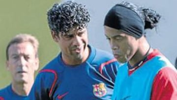 <b>MIMOS A RONALDINHO. </b>Rijkaard estuvo ayer especialmente pendiente de la figura del equipo.