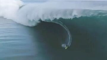 Vista aérea del surfista Matahi Drollet surfeando una ola gigante en Teahupoo, Tahití (Polinesia Francesa) el 13 de agosto del 2021.