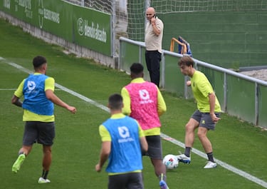 Sin fichajes y con 30 jugadores, así ha sido el primer día del Racing 2025/2026