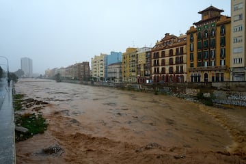 Vista general del río Guadalmedina cerca del centro histórico de la ciudad de Málaga.