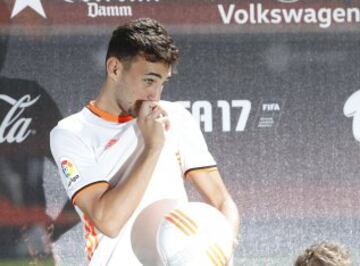 Munir unveiled at La Mestalla: in images