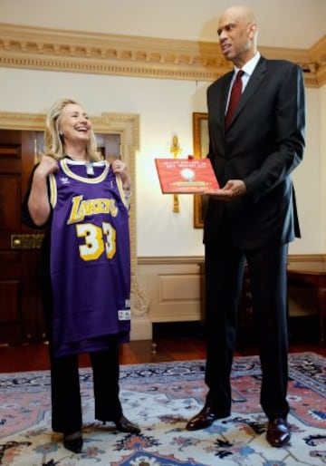 La estrella retirada de la NBA Kareem Abdul Jabbar junto a Hillary Clinton.