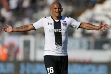 Entre 2007 y 2014 Humberto Suazo jugó en el Monterrey de México. A inicios de 2015 retornó a Colo Colo.