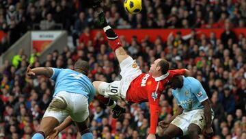 Manchester United&#039;s English striker Wayne Rooney (2nd L) scores their second goal during the English Premier League football match between Manchester United and Manchester City at Old Trafford in Manchester, north-west England on February 12, 2011. AFP PHOTO/ANDREW YATES
 PUBLICADA 13/02/11 NA MA32 2COL
 