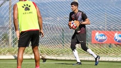 Con apenas 19 años de edad, el guardameta de Alajuelense Bayron Mora brilló al tapar un penal en el duelo ante Jamaica en Premundial Sub 20 de la Concacaf.