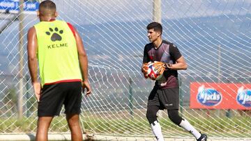 Con apenas 19 años de edad, el guardameta de Alajuelense Bayron Mora brilló al tapar un penal en el duelo ante Jamaica en Premundial Sub 20 de la Concacaf.