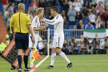 Momento del debut de Odegaard con el Madrid, en sustitución de Cristiano Ronaldo.