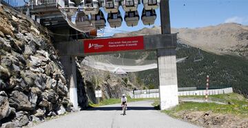 En la llegada, hay tres curvas de herradura con una pendiente que ya decrece antes de llegar a la cima, en plena estación de esquí y superando los 1.900 metros de altitud, con unas vistas en la que se observan otros puertos andorranos a los lejos, así como terrenos franceses y españoles.