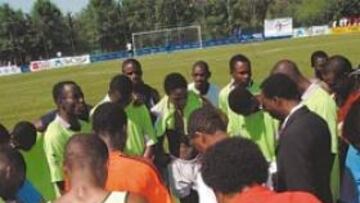 <b>ORACIÓN SOBRE EL CÉSPED. </b>Los nigerianos rezan y dan gracias a Dios antes del partido, en el descanso y al final.