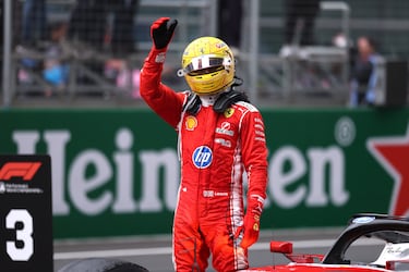 Lewis Hamilton, de la Scuderia Ferrari, celebra el tercer puesto en el Gran Premio de China de F1.
