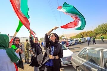 Seguidoras iraníes con banderas en los alrededores del Estadio Azazi en Teherán para ver desde dentro del estadio el partido entre Irán y Camboya de fase de clasificación para el Mundial de 2022.