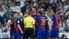 Varios jugadores del Barça protestan al árbitro en un Clásico.