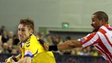 <b>FRENADO. </b>Dinart evita la penetración del jugador polaco.