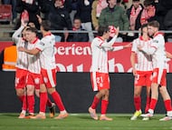 GIRONA, 10/01/2026.- Los jugadores del Girona celebran su primer gol durante el encuentro correspondiente a la jornada 19 de Laliga EA Sports que disputan hoy sábado Girona y Osasuna en el estadio municipal de Montilivi, en la capital gerundense. EFE/David Borrat.