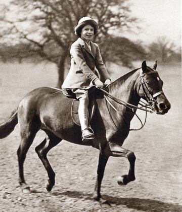 Isabel montando su pony en el Gran Parque de Windsor en 1930. 