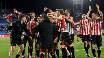 GETAFE (MADRID), 15/05/2025.- Los jugadores del Athletic Club celebran su victoria a la finalización del encuentro correspondiente a la jornada 36 de LaLiga que Getafe CF y Athletic de Bilbao han disputado este jueves en el Coliseum de Getafe. EFE/ Mariscal