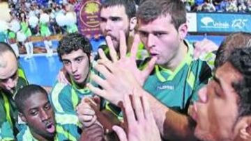 <b>PIÑA. </b>Los jugadores verdes, en la conjura previa a un partido.