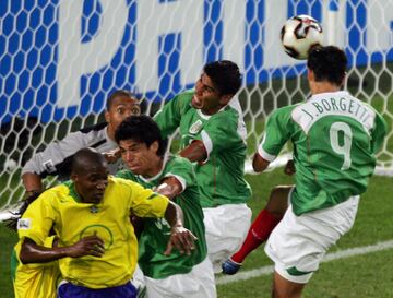 No podíamos olvidarnos de uno de los mejores delanteros mexicanos. Es el máximo goleador del Club Santos Laguna con 205 goles y segundo anotador de la selección con 46. Se caracterizó por su precisión y habilidad en el juego aéreo.