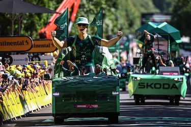 La caravana publicitaria pasa por la meta en la sexta etapa del Tour.