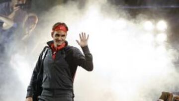 <b>SALUDANDO. </b>Roger Federer, antes de un partido solidario.