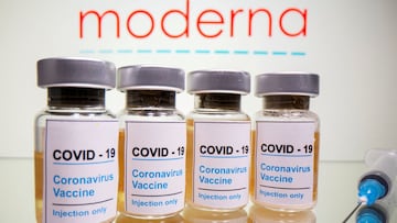 Los frascos con una etiqueta que dice &quot;COVID-19 / Vacuna contra el coronavirus / Solo inyecci&oacute;n&quot; y una jeringa m&eacute;dica se ven frente al logotipo de Moderna en esta ilustraci&oacute;n tomada el 31 de octubre de 2020.