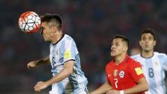 Kranevitter se lleva el bal&oacute;n de cabeza ante Alexis bajo la mirada de Augusto. 