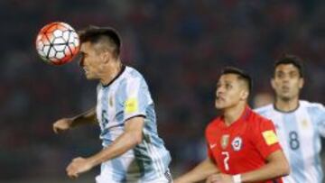 Kranevitter se lleva el bal&oacute;n de cabeza ante Alexis bajo la mirada de Augusto. 