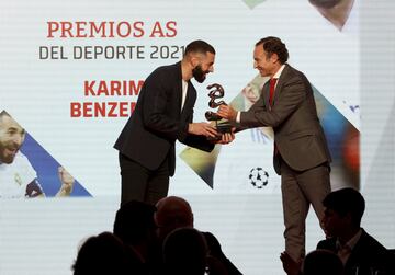 Premio As del deporte. Karim Benzema, jugador del Real Madrid, recibe el trofeo de manos de Enrique Arribas, director de markentin corporativo y marca del Banco Santander.