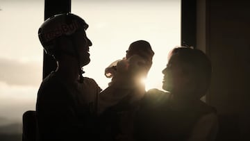 Tomomi Nishikubo con su mujer y su hija frente a la ventana del hospital, a contraluz, con el sol al fondo. 