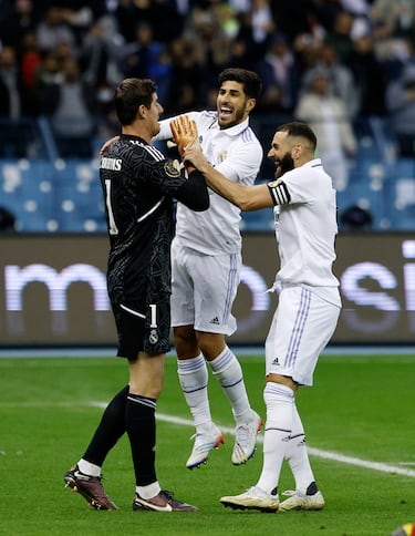 El Real Madrid a la final de la Supercopa de España. En la imagen, Thibaut Courtois, Marco Asensio y Karim Benzema celebran el pase.