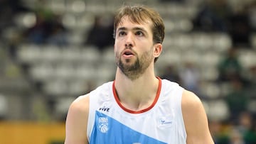 Nacho Llovet lanza un tiro libre durante el Joventut-Obradoiro.