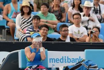 Desde el primer día de competición El Abierto de Australia está registrando temperaturas que superan los 40ºC por la ola de calor que afecta a Melbourne. Zheng Jie con bolsas de hielo para combatir las altas temperaturas.