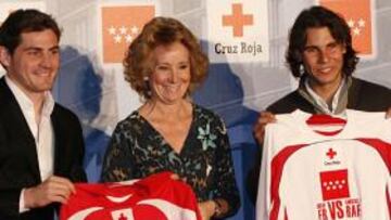 <strong>CAMISETAS.</strong> Nadal y Casillas presentaron las camisetas para la jornada contra la malaria.
