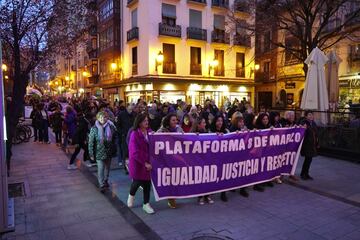 La gente asiste a una manifestación para conmemorar el Día Internacional de la Mujer en Logroño, España.