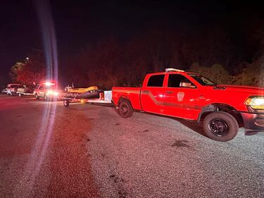 Vehículos de emergencias con lanchas esperan en las inmediaciones del puente Scott Key en Baltimore.