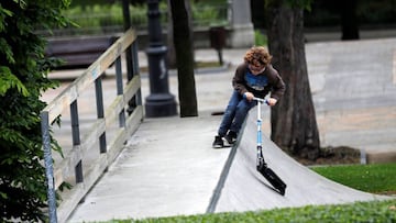 Un ni&ntilde;o juega en un parque del centro de Oviedo.