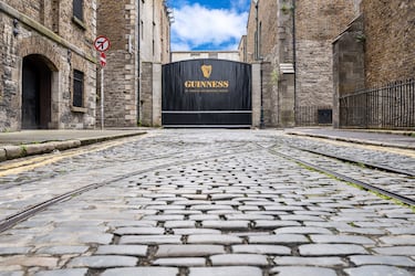 La Guinness Storehouse es la atracción turística más visitada de Irlanda, ubicada en el corazón de la cervecería St. James's Gate en Dublín. Es "el hogar" de la cerveza negra más famosa del mundo. Es una experiencia inmersiva construida en un antiguo almacén de fermentación de siete plantas. La joya de la corona es la séptima planta. El Gravity Bar es un bar circular con paredes de cristal que ofrece una vista de 360 grados de todo Dublín.
