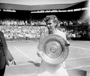 La estadounidense Shirley Fry completó en la década de los 50 los cuatro títulos de Grand Slam: Roland Garros, en 1951; Wimbledon y US Open, en 1956, y Open de Australia, en 1957. Así inscribió su nombre en todos los grandes, algo que sólo han logrado diez mujeres. Igualmente es una de las siete jugadoras que han sumado las cuatro coronas en dobles: ganó un total de doce, siempre con Doris Hart como pareja. En 1956 lideró el ranking femenino mundial. El Salón de la Fama del tenis, del que era miembro desde 1970, anunció su fallecimiento, el 13 de julio, a los 94 años.