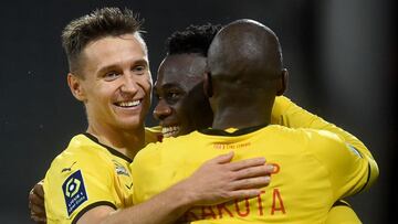 Arnaud Kalimuendo (C) del Lens celebra con sus compa&ntilde;eros de equipo despu&eacute;s de marcar ante el Stade de Reims en la Ligue 1. 