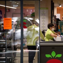 Sorprenden a una mujer que ha dado positivo haciendo la compra en un supermercado de Mallorca