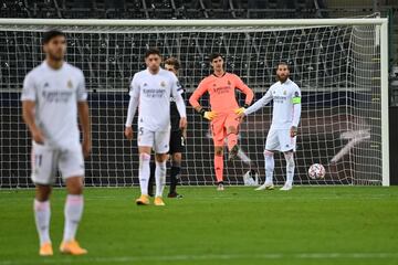 2-0. Thibaut Courtois y Sergio Ramos tras el segundo gol de Marcus Thuram.