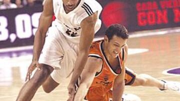 <b>FRENADO</b>. Rakocevic le roba el balón a Bullock, una imagen que definió el partido de ayer