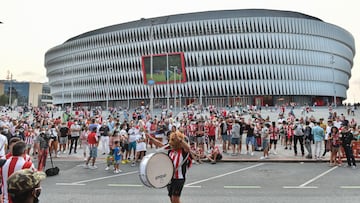 Seguidores del Athletic cerca de San Mam&eacute;s