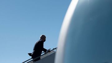 US President Joe Biden boards Air Force One at Louis Armstrong New Orleans International Airport May 6, 2021, in Kenner, Louisiana . (Photo by Brendan Smialowski / AFP)