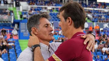 Lopetegui abraza a Míchel.