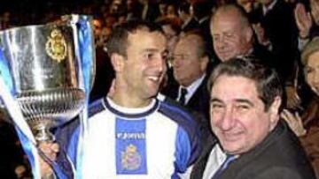 <B>EMOCIONADO.</B> Augusto César Lendoiro con Fran, capitán del Depor, recogiendo el trofeo de la Copa del Rey.