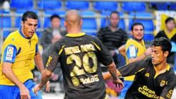 <b>ACTIVO. </b>Diego Tristán, que intenta zafarse de dos defensas de Las Palmas, tuvo una clara ocasión para marcar.